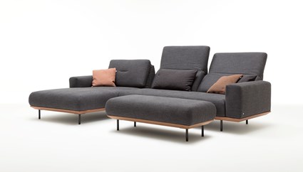 Rolf Benz YUNA Sofa Stoff mit Recamiere Hocker Holzrahmen Nussbaum Wohndesign Maierhofer